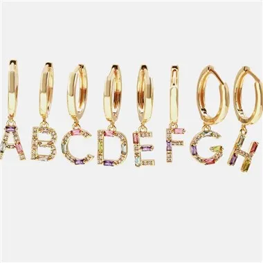 26 Naušnica s inicijalom abecede