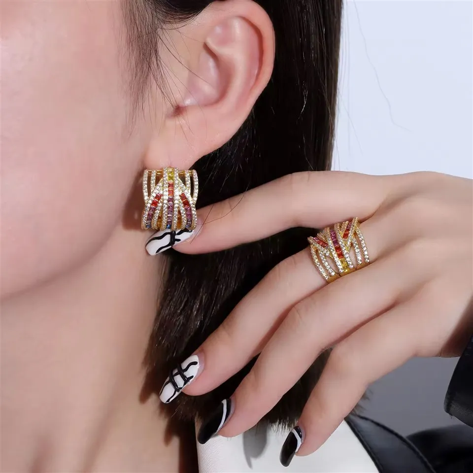 Komplet naušnica s prstenom od cirkona